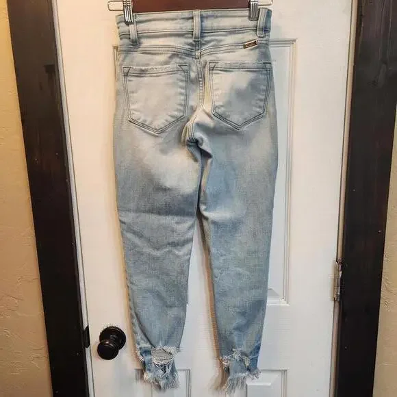 KanCan Women's Light Wash Skinny Jeans with Frayed Hem- 0/23 - Picture 3 of 9